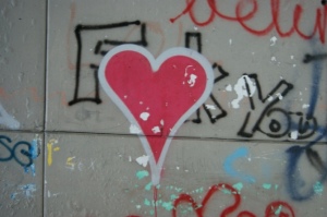 Tegning av et hjerte i en undergang. Det er ikke alltid lett å forstå budskapet.