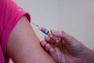 Vaksiner kommer uten løfter og uten advarsler. Illusrasjonsfoto av en sprøyte som blir satt. Fra Pixabay